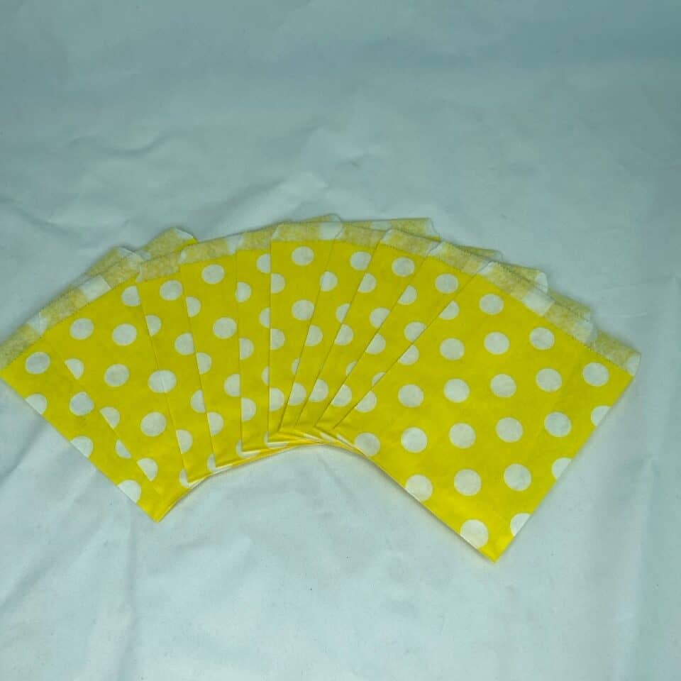 ซองกระดาษลายจุด สีเหลือง ใส่ขนม ขนาด 5x7 นิ้ว