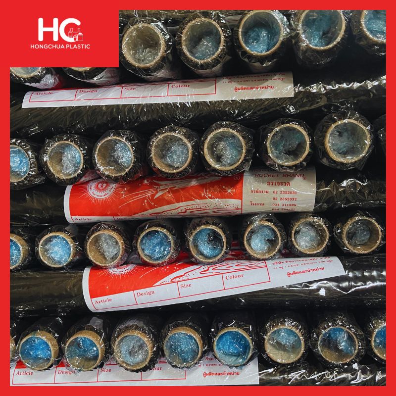 ม้วนพลาสติกคลุมอิฐ สีดำ ตราจรวด ขนาด 72 นิ้ว หนา 20 ไมครอน จัดเรียงซ้อนกันสำหรับงานอุตสาหกรรม